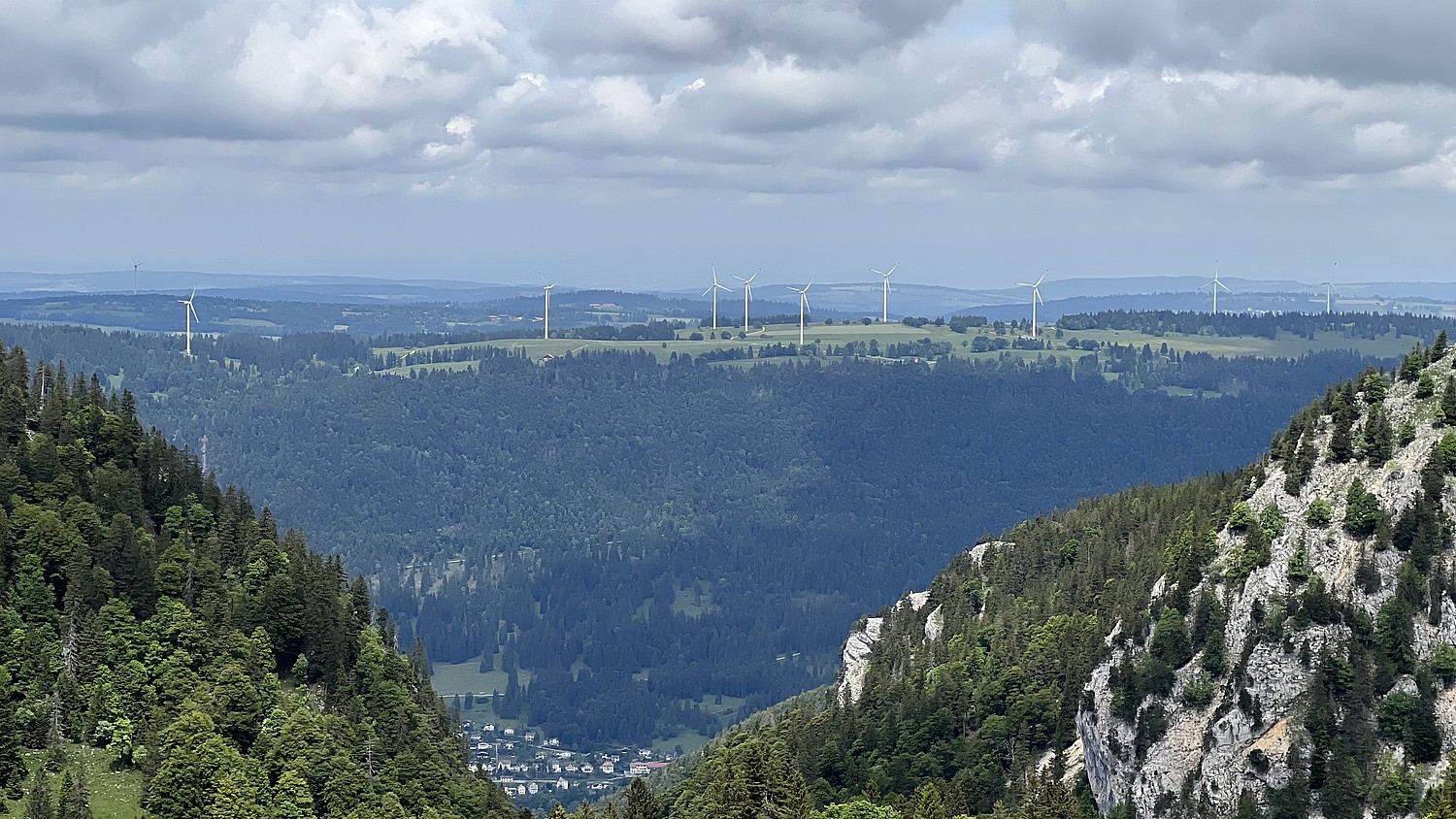 Des éoliennes sur les hauteurs du Jura.