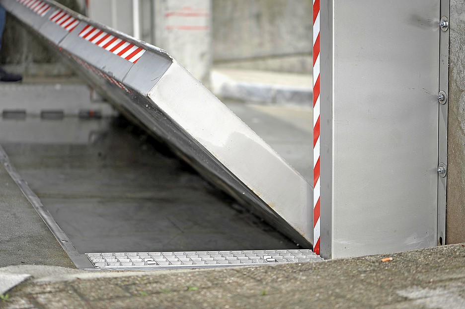 Dans le cadre de la protection contre les crues, il est possible d’installer des barrières rabattables automatiques entièrement mécaniques à l’entrée de parkings souterrains.