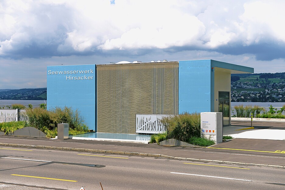 La centrale hydraulique lacustre, qui prélève l’eau du lac de Zurich pour l’utiliser pour le réseau de chauffage Horgen-Promenade et, parallèlement, pour assurer l’approvisionnement en eau potable.
