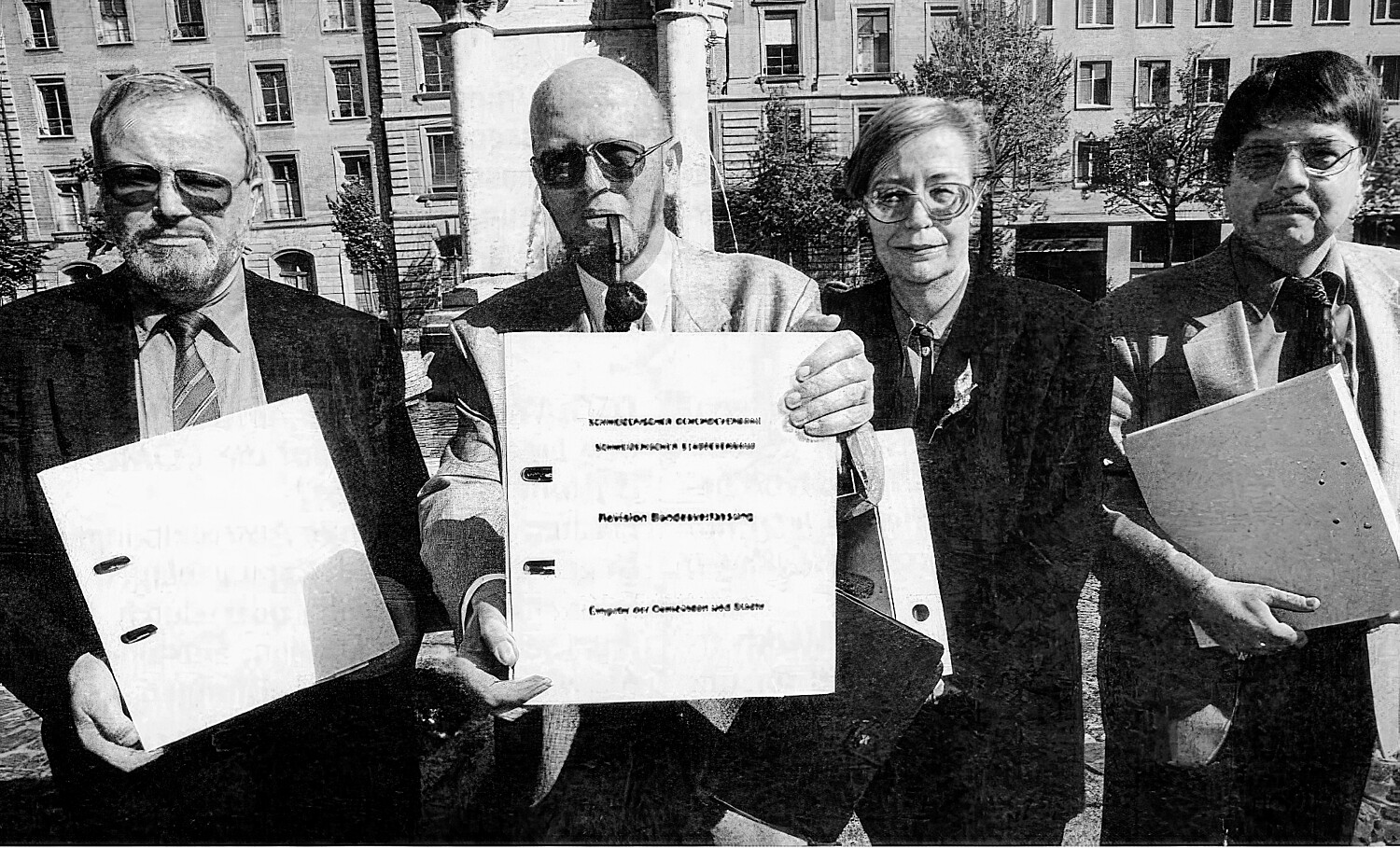 Les dirigeants de l’ACS et de l’UVS lors de la remise de la pétition en 1997. De gauche: Sigisbert Lutz, secrétaire général de l’ACS, Urs Geissmann, directeur de l’UVS, Yvette Jaggi, présidente de l’UVS, Ulrich Isch, président de l’ACS.