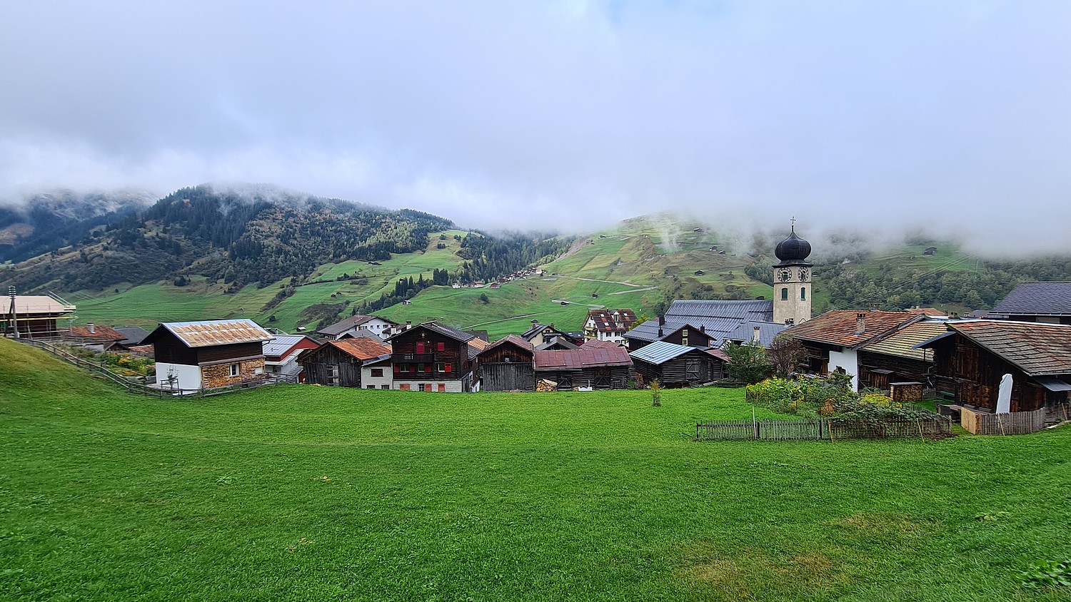 Commune de Medel (GR): la structure de l’habitat sur la frange orientale du village a été façonnée par le paysage et ses caractéristiques. Pour qu’elle reste lisible, le conseiller recommande ici de renoncer à toute extension du milieu bâti.