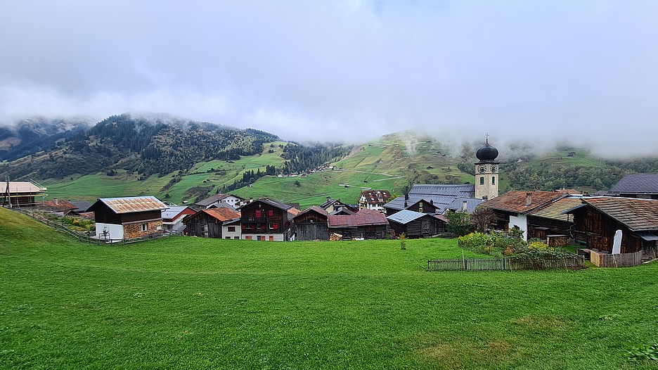 Commune de Medel (GR): la structure de l’habitat sur la frange orientale du village a été façonnée par le paysage et ses caractéristiques. Pour qu’elle reste lisible, le conseiller recommande ici de renoncer à toute extension du milieu bâti.