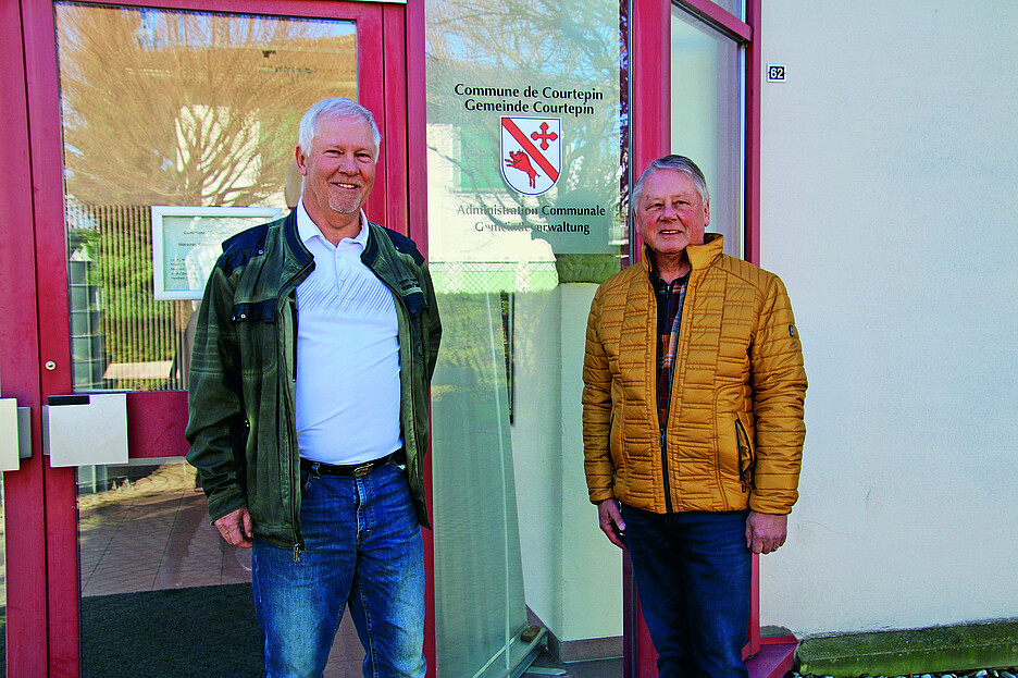 Syndic Martin Moosmann (à gauche) et Peter Grünig du Conseil général de Courtepin devant l’administration communale.