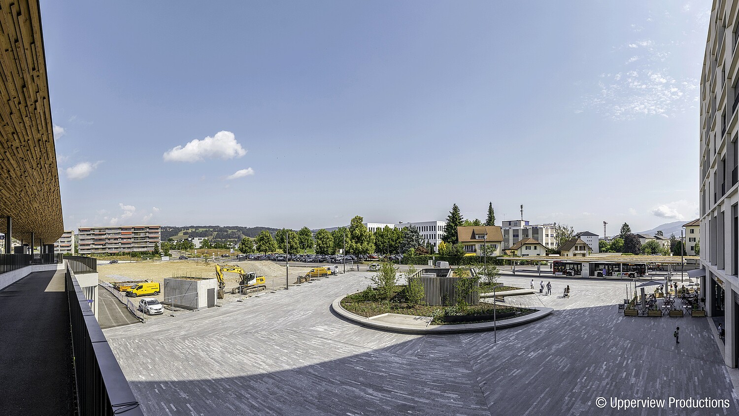 La vue sur la place de la gare de Bulle à partir de la voie verte.