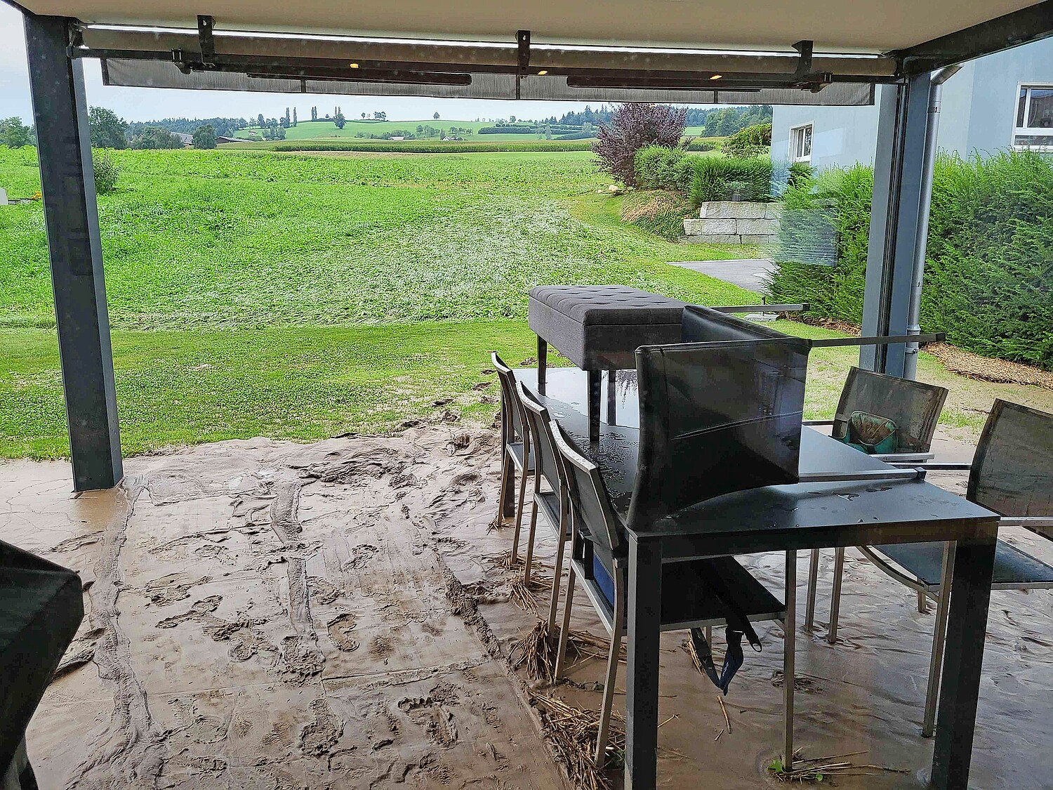 A Nottwil (LU), les masses d’eau ont traversé la prairie en direction du lotissement et ont pénétré dans le bâtiment par les soupiraux et l’entrée de la cave.