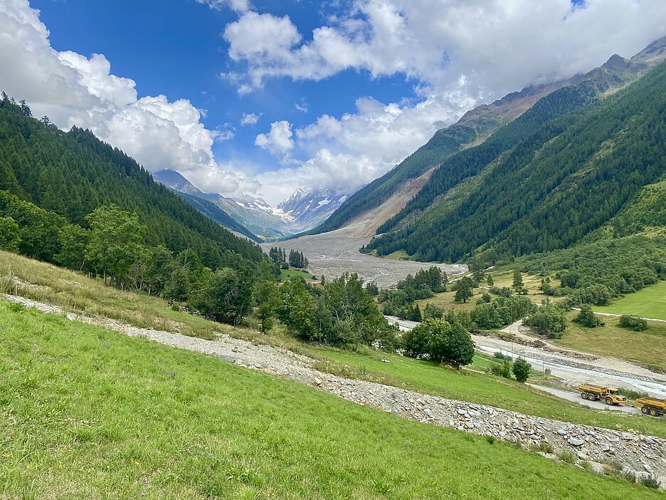 Vue depuis Wiler sur le cône de débris résultant de l’éboulement de Blatten.