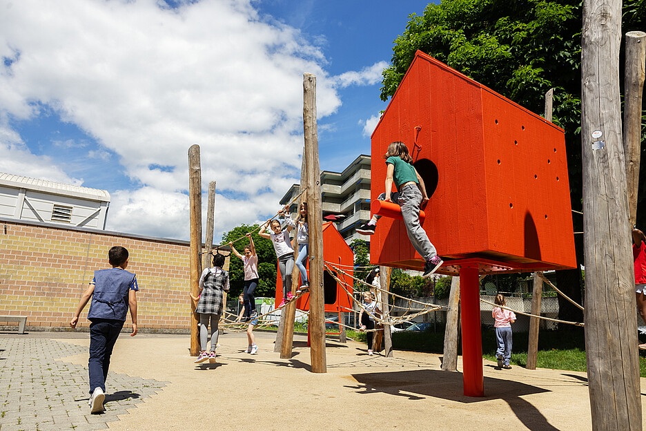 La variété des espaces et des jeux favorise le développement de l’enfant.