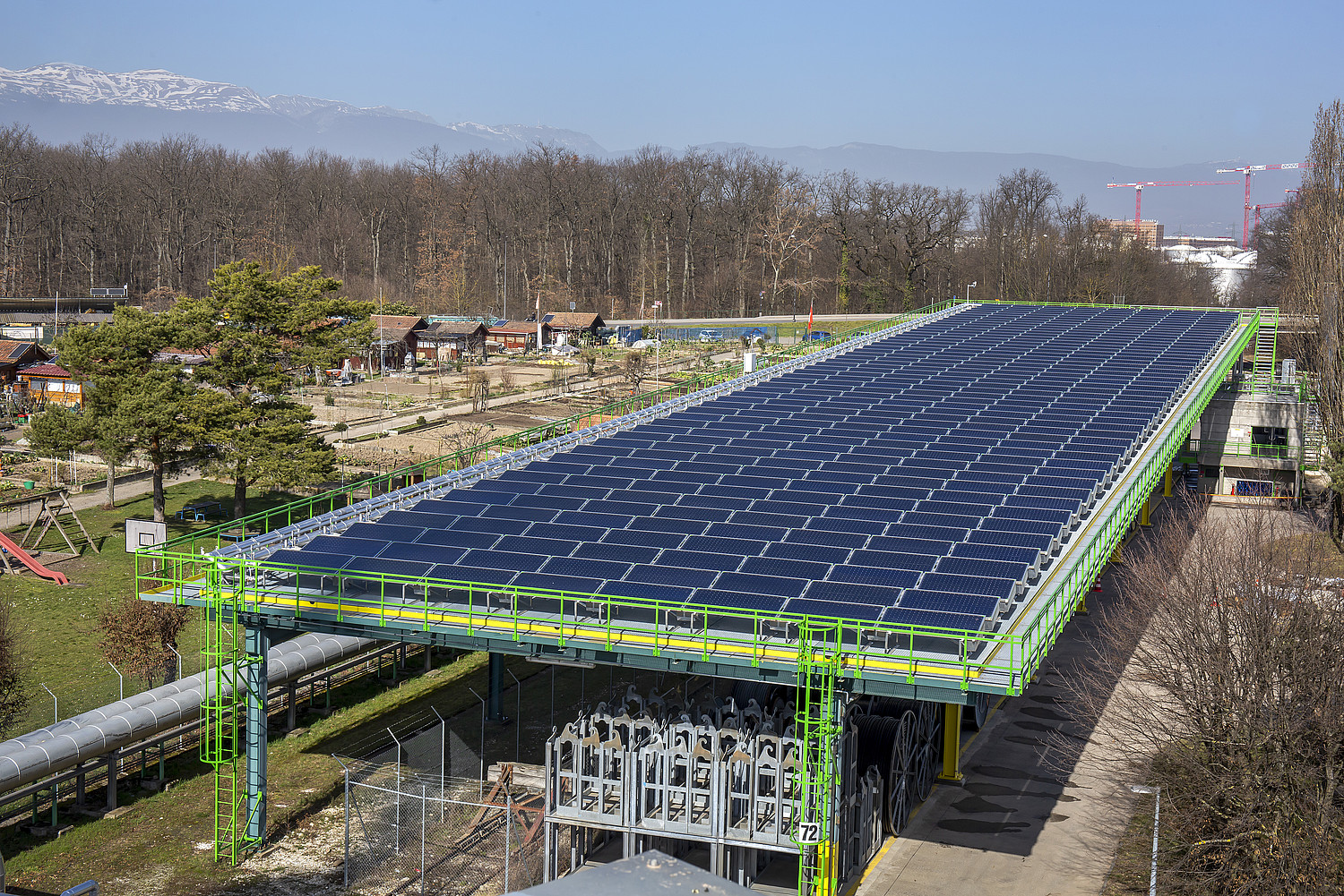 Une installation solaire thermique de 800 m² dans le quartier du Lignon, en banlieue genevoise, alimente en eau chaude le réseau de chauffage urbain de Genève depuis décembre 2020.