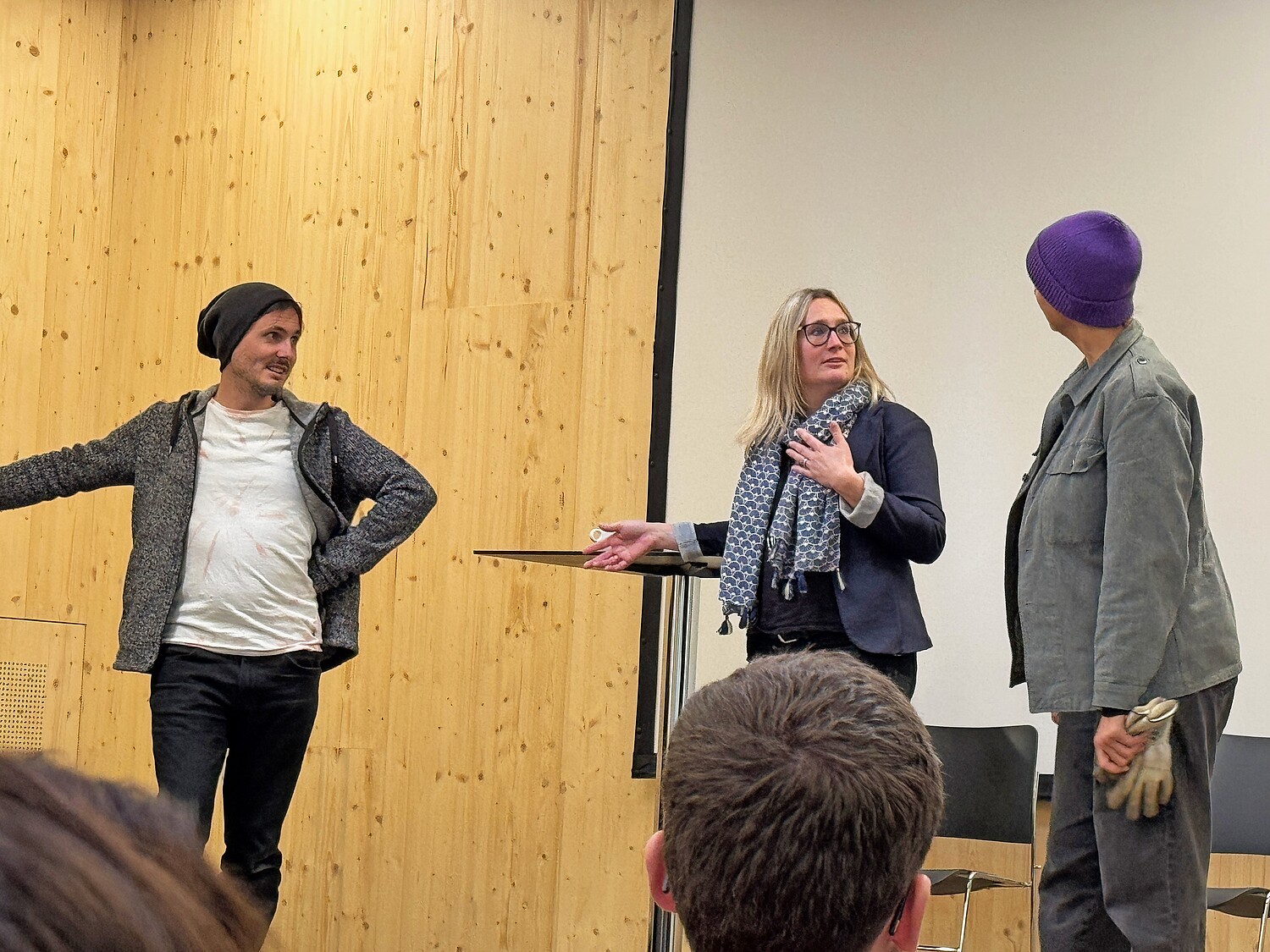 Les comédiens jouent différentes mises en scène et parsèment leur jeu et leur discours d’attitudes et de mots inadéquats.