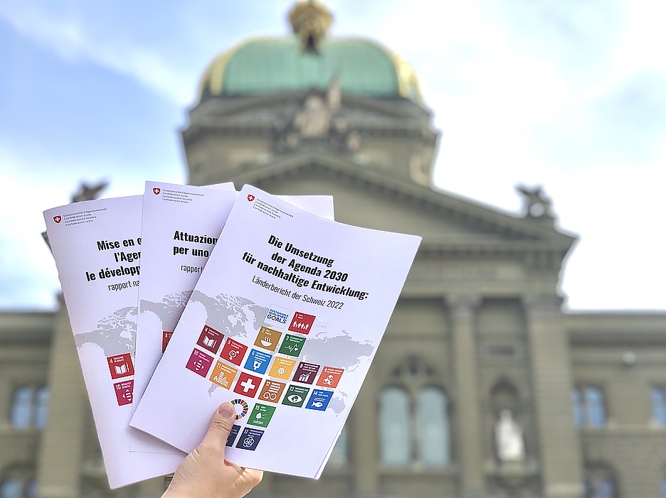 Le rapport national de la Suisse devant le Palais fédéral. Photo: màd/DFAE