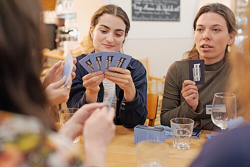 Le jeu de cartes développé par l’association s’adresse directement aux jeunes.