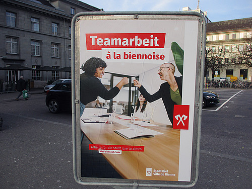 La Ville de Bienne a lancé une campagne d’affichage bilingue pour attirer du personnel qualifié.