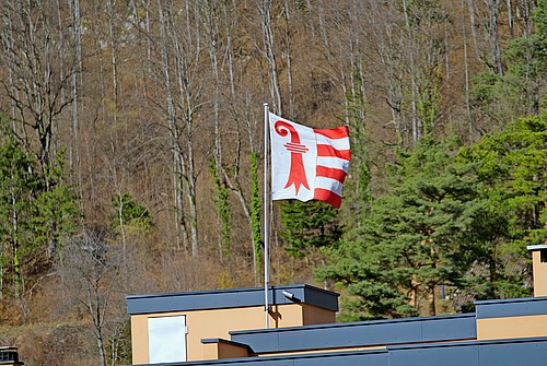Un drapeau jurassien sur un bâtiment à Moutier.