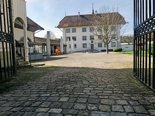 Le trajet en fauteuil roulant risque d’être un peu cahoteux, mais les pavés et le gravier sont en harmonie avec l’ensemble historique du château de Schöftland (AG).