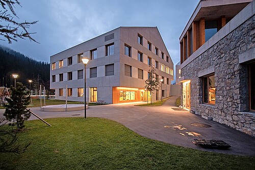 Lors de la construction du nouveau complexe scolaire Klosters Platz, la commune a installé un réseau de chauffage urbain.