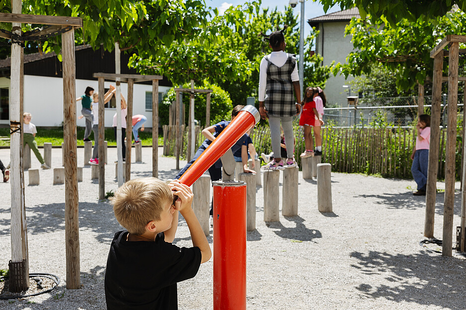 Les enfants découvrent la nouvelle cour de l’école primaire de la Villette à Yverdon-les-Bains.