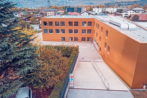 La commune de Nendaz a pu réduire la consommation d’énergie du centre scolaire d’Aproz de 35%.