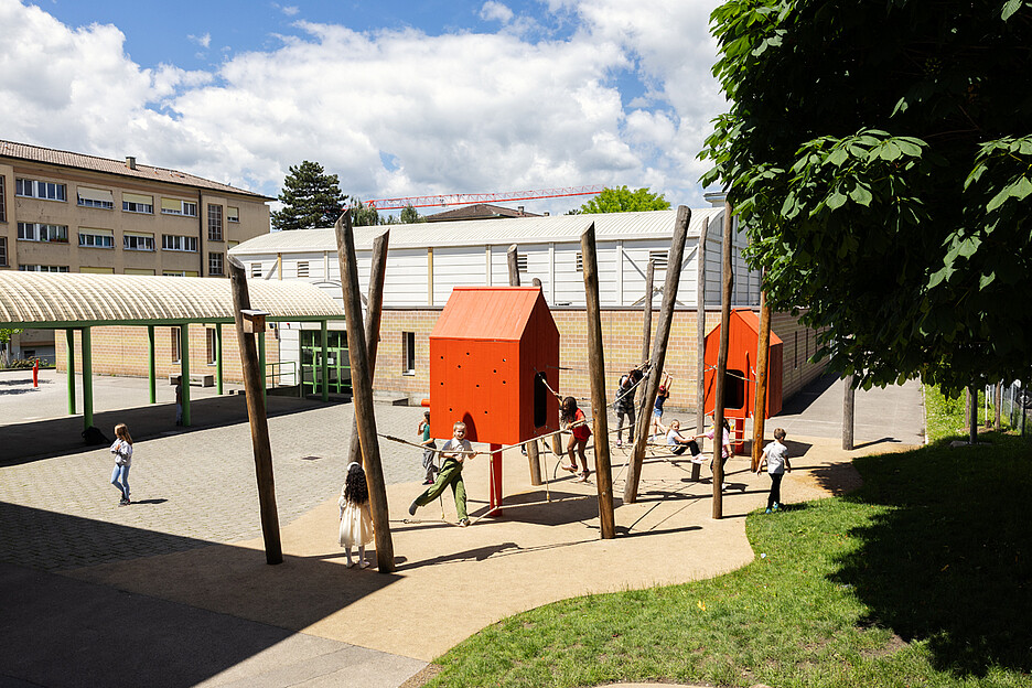 Vue sur la nouvelle cour de l’école.