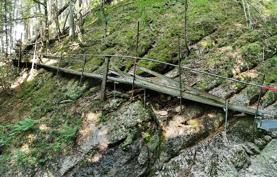 Le nouveau chemin a été déplacé dans la roche, la partie inférieure est supprimée. Le nouveau pont du sentier de randonnée est installé plus haut, en dehors de la zone inondable.