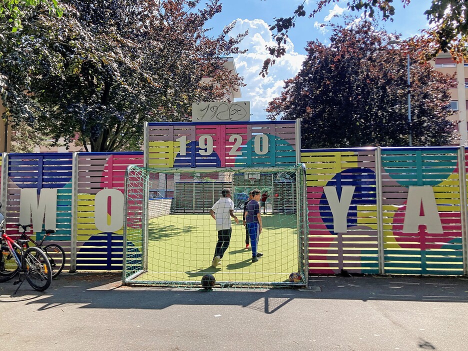 Dans le quartier de la Moya, les jeunes ont participé au réaménagement du terrain de sport.