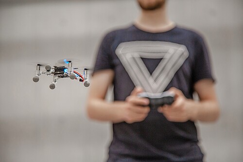 Un chercheur avec un drone.