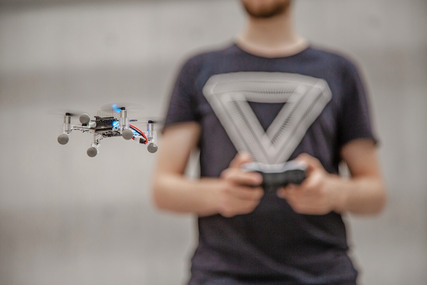 Un chercheur avec un drone.