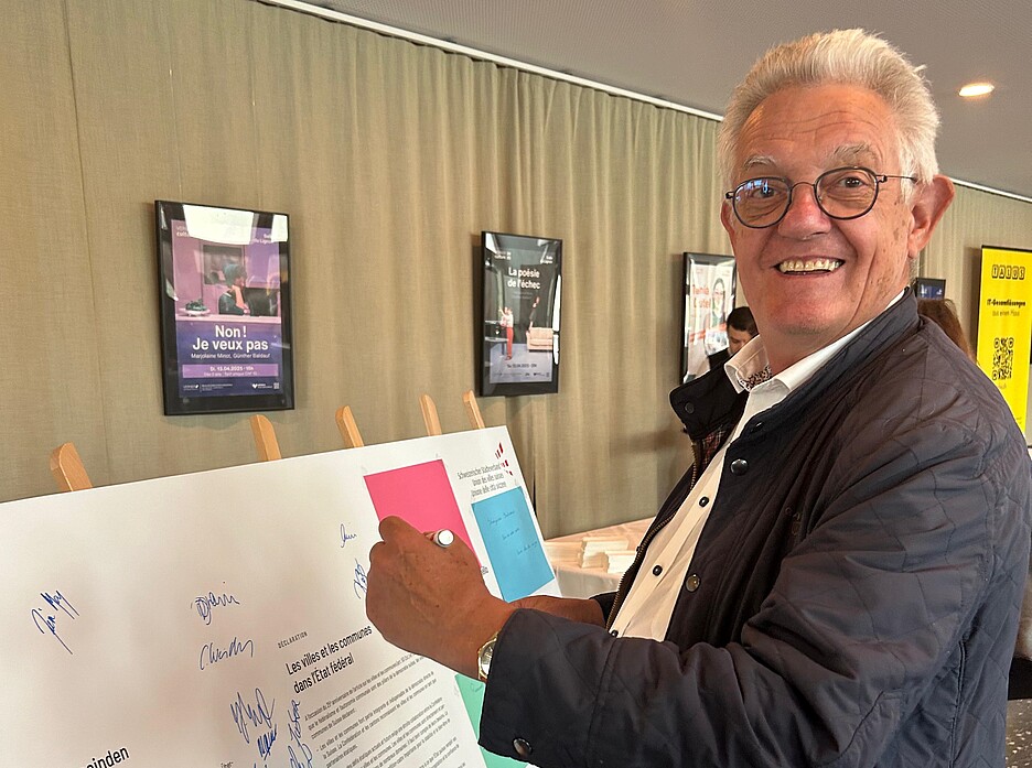 Gustave Muheim signe la Déclaration des communes et des villes à l’AG de l’Association des Communes Suisses.