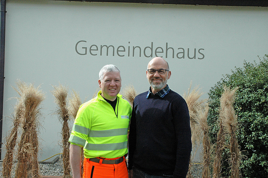 Thomas Arnold, chef du service d’exploitation (à gauche), et Lucas Goerre, chef du secteur construction et infrastructure, amènent la commune de Kerns sur la voie de la transition électrique.