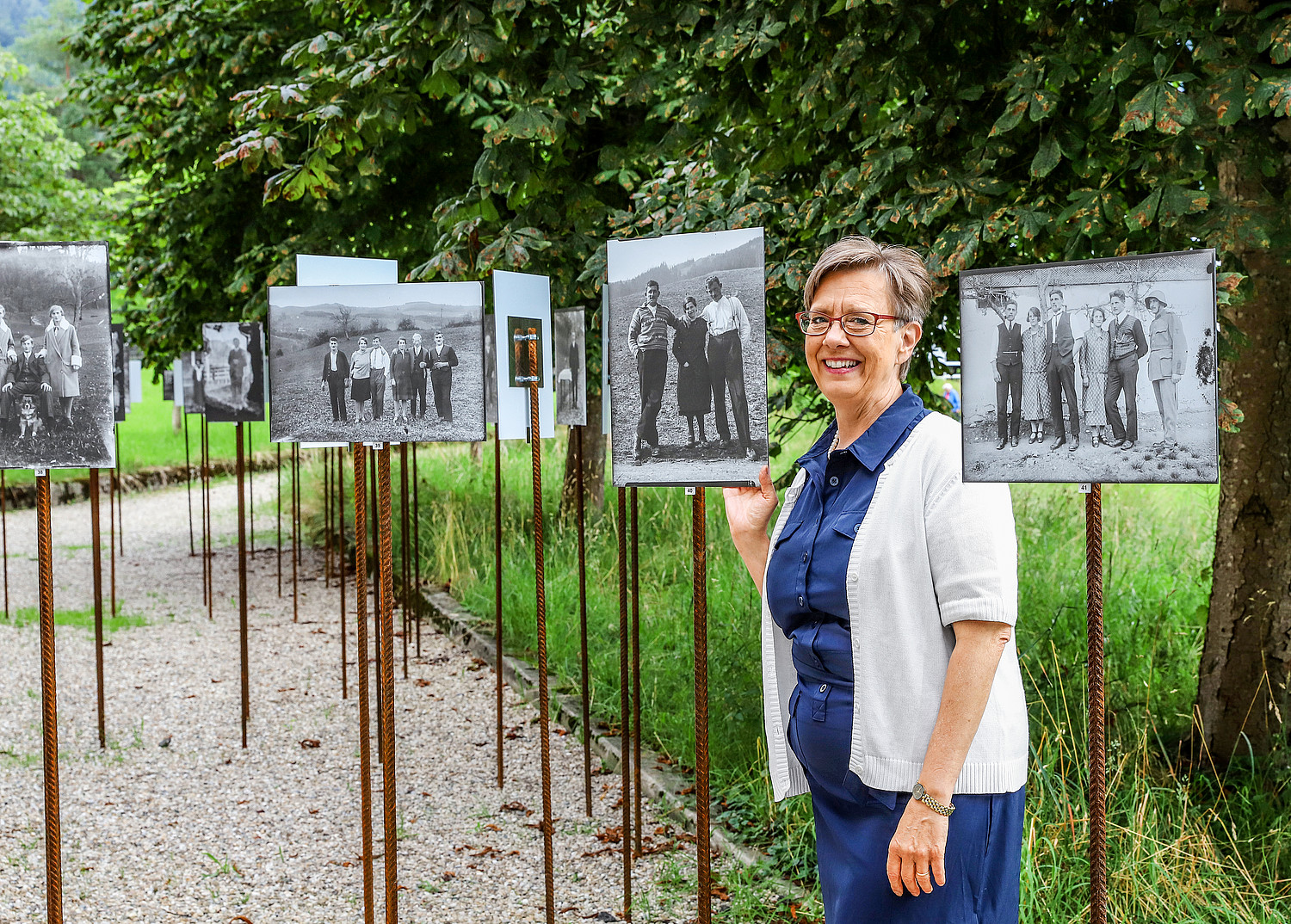 Christine Bouvard au milieu des photos de l'exposition en plein air «Les gens de l'Entlebuch» à l'Entlebucherhaus, Schüpfheim.
