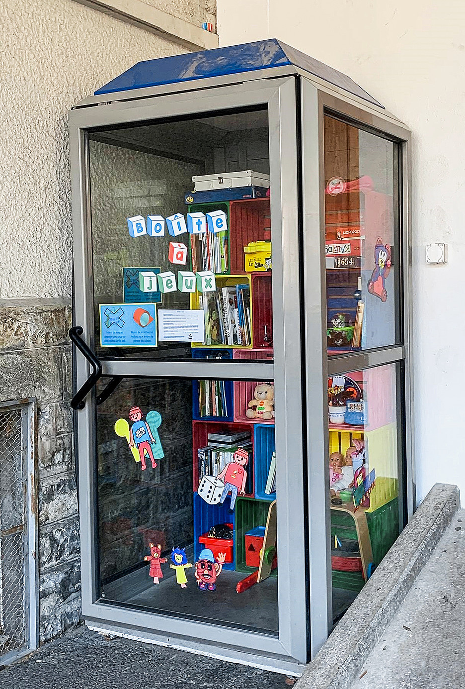 À Chippis, commune valaisanne proche de Sion, deux anciennes cabines téléphoniques ont été transformées dans une boîte à jeux et dans une bibliothèque de rue. Les habitants ont rapidement commencé à les faire vivre en y déposant et prenant jouets et livres. 