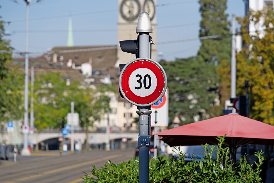 Qui doit décider si la vitesse est limitée à 30 km/h - la Confédération ou les communes?