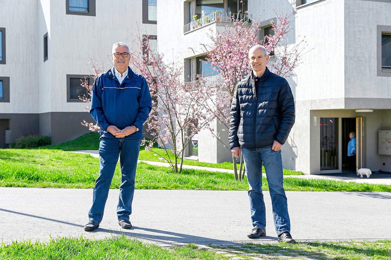 Guy Petter (à gauche), syndic de Mont-Vully (FR), et Markus Ith, Président de la coopérative, devant les 27 logements pour personnes âgées dans le quartier de Sugiez. Grâce à l’hypothèque de la CCL, la coopérative économise près de 1.5% par an, soit 60 000 francs pendant 14 ans.