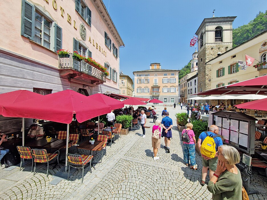 Les touristes découvrent le centre de Poschiavo (GR).