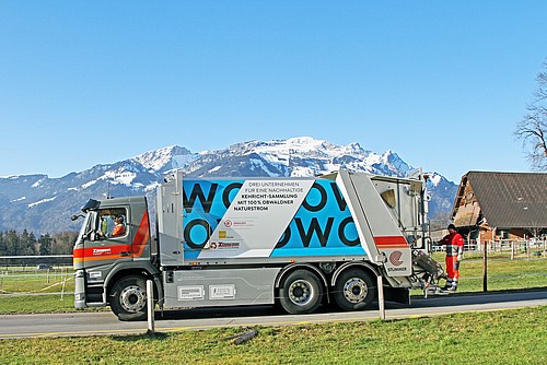 Les camions poubelles électriques roulent grâce à 100% d’électricité verte et présentent moins de risques pour la santé des éboueurs.