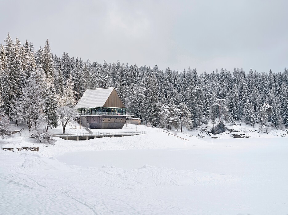 Le lac de Cauma et son restaurant jouent un rôle important pour le tourisme à Flims (GR).