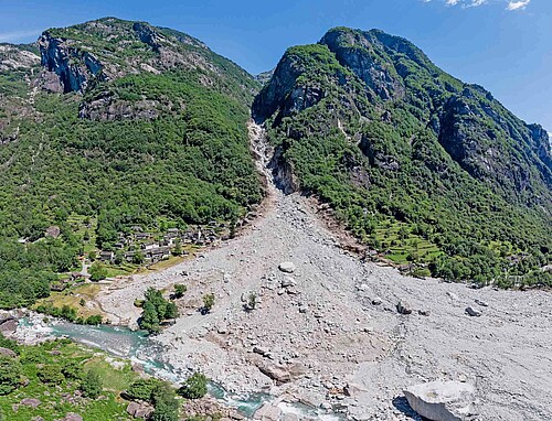 Une force naturelle dévastatrice: dans le Valle Maggia (TI), une lave torrentielle ensevelit une bonne partie de la petite localité de Fontana.