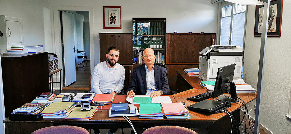 Tiago Marques, Responsable du parc informatique de la Ville de Bussigny (à gauche), et Pierre-François Charmillot, Secrétaire municipal, dans les bureaux de la première commune de Suisse à avoir obtenu le label cyber-safe.
