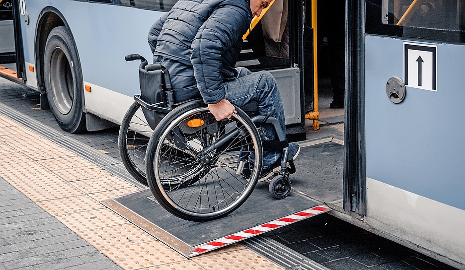 Tous les arrêts de bus en Suisse ne sont pas encore adaptés aux personnes handicapées.