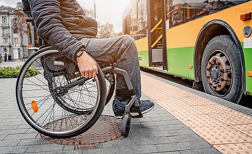 Un défi de taille: en Suisse, 23 000 arrêts de bus et de tram doivent être adaptés aux personnes handicapées.