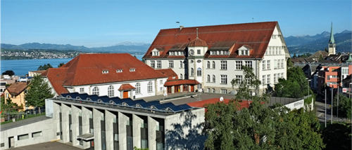 Vue sur Wädenswil avec l’école et le centre culturel.