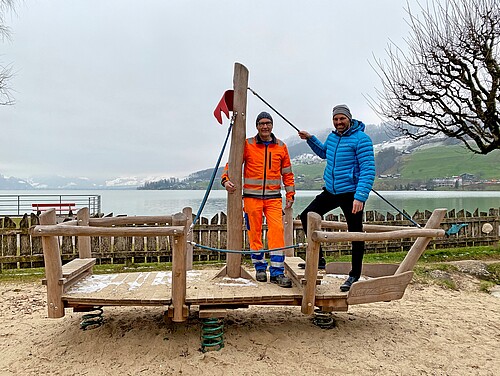Wisi Kathriner du Werkhof et le directeur de Sarnen Alex Mathis sur le nouveau bateau en bois de l’aire de jeux «Kapitän Zinsli».