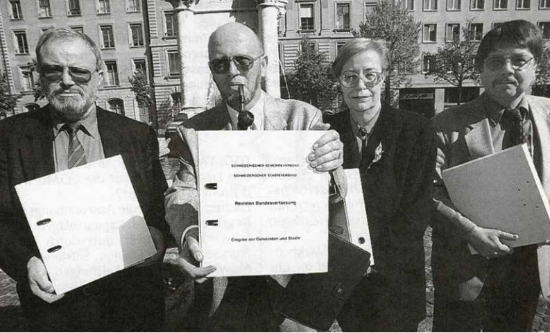 Les dirigeants de l’ACS et de l’UVS lors de la remise de la pétition en 1997. De gauche: Sigisbert Lutz, secrétaire général de l’ACS, Urs Geissmann, directeur de l’UVS, Yvette Jaggi, présidente de l’UVS, Ulrich Isch, président de l’ACS.