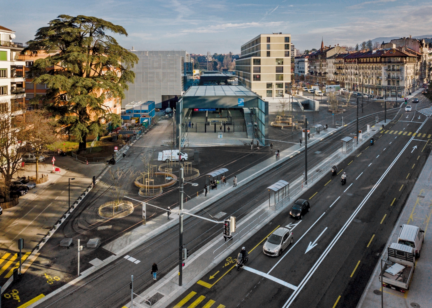 La gare de Genève-Eaux-Vives est un exemple d’une interface réuissie. Elle a été construite dans le cadre du projet du CEVA. 